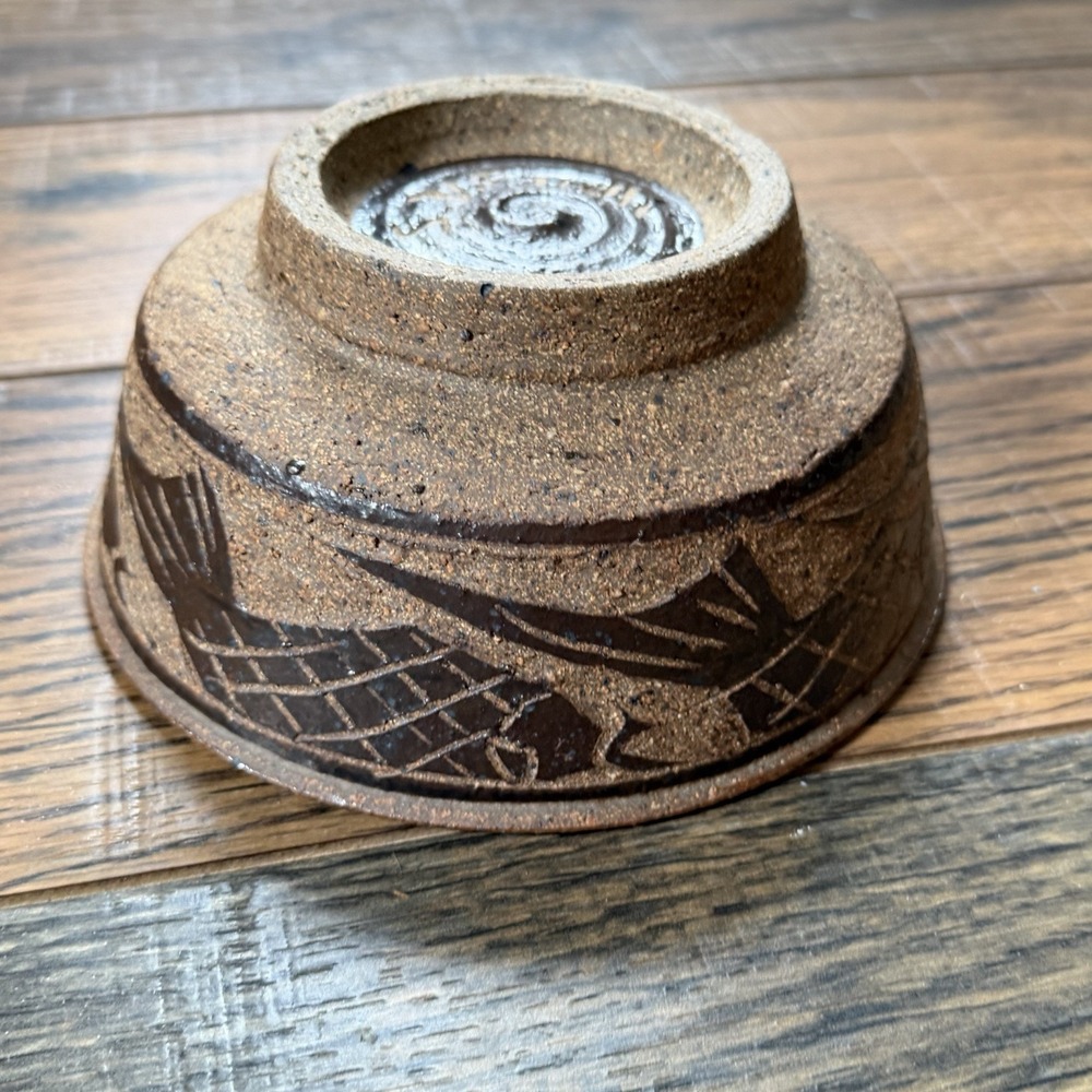 Vintage Sgraffito Studio Pottery Bowl 6.5" Fish Motif Signed Brown Glaze - Picture 2 of 8